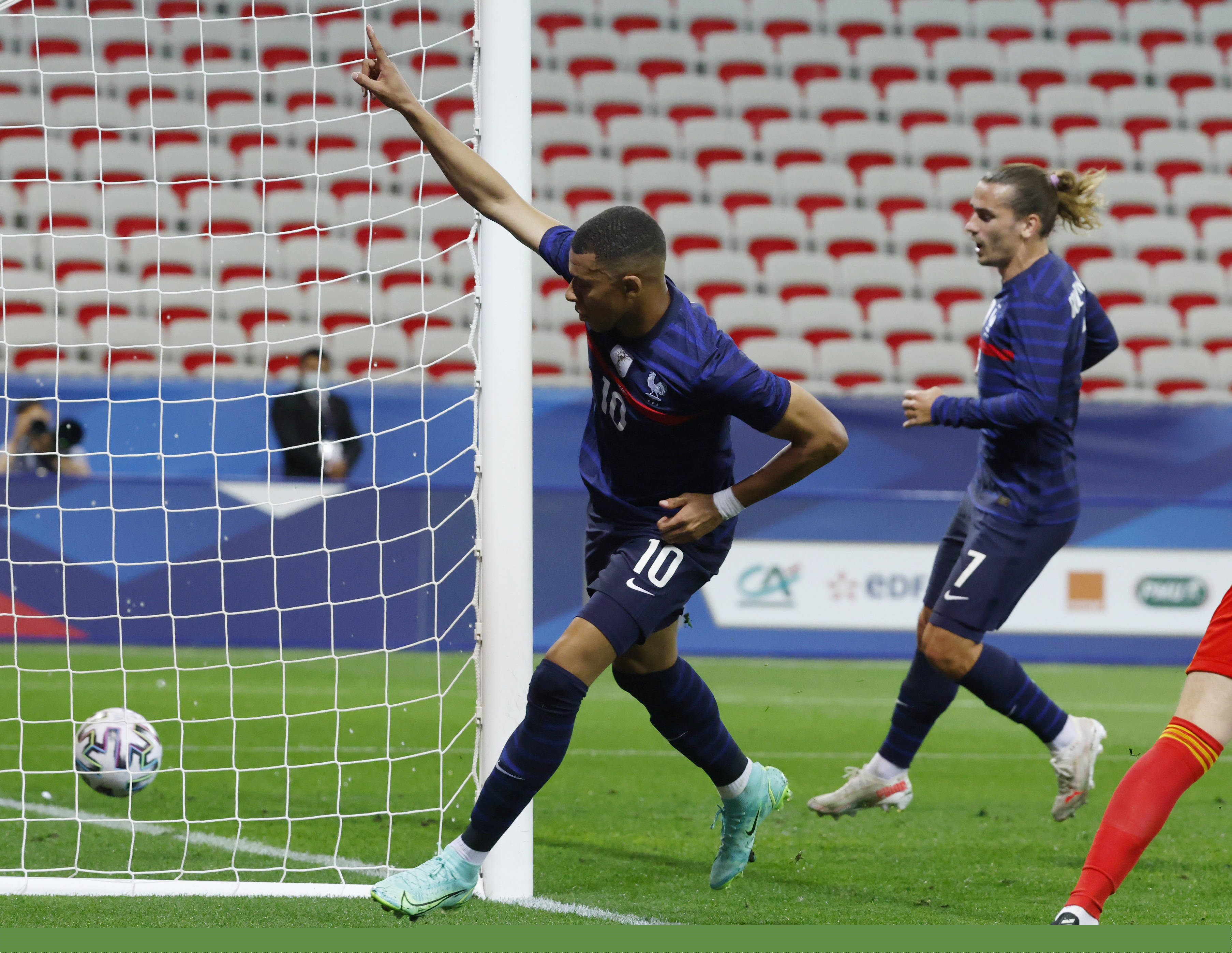 半场战报：比利亚雷亚尔1-0赫塔费，布坎南建功（半场：比利亚雷亚尔1-0领先赫塔费，布坎南破门）