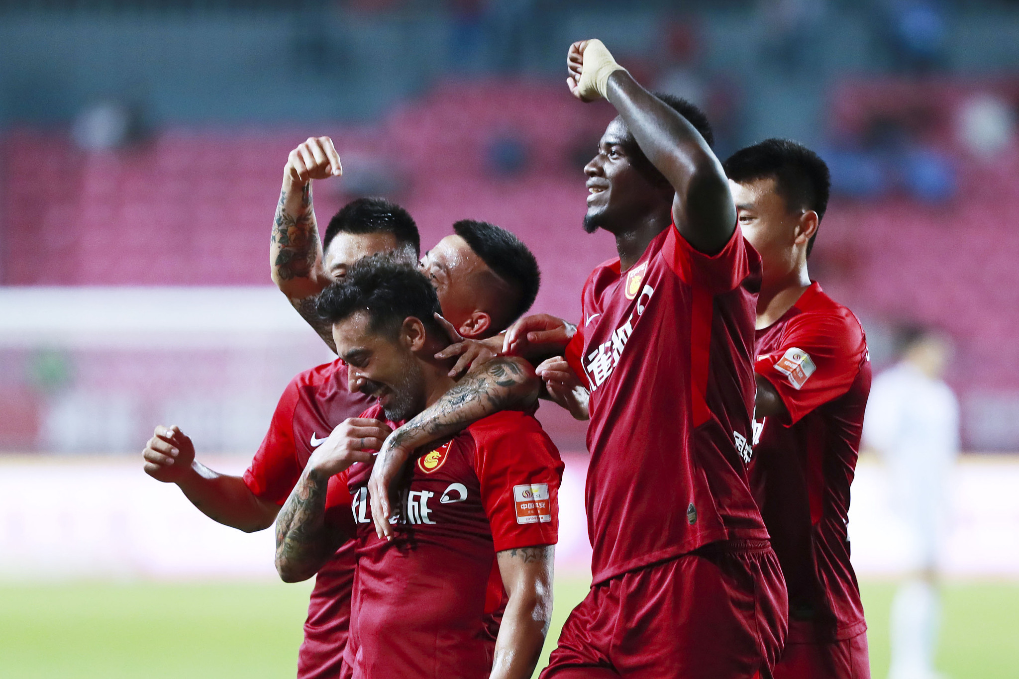 意媒：邓弗里斯的伤势不必过多担忧，预计可出战米兰德比（意媒：邓弗里斯伤情无大碍，有望出战米兰德比）