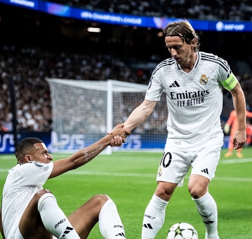 利物浦第二次在欧冠主场丢4+球，上一次是2023年2-5皇马（利物浦欧冠主场再现4+失球，上一次是2023年2-5负皇马）