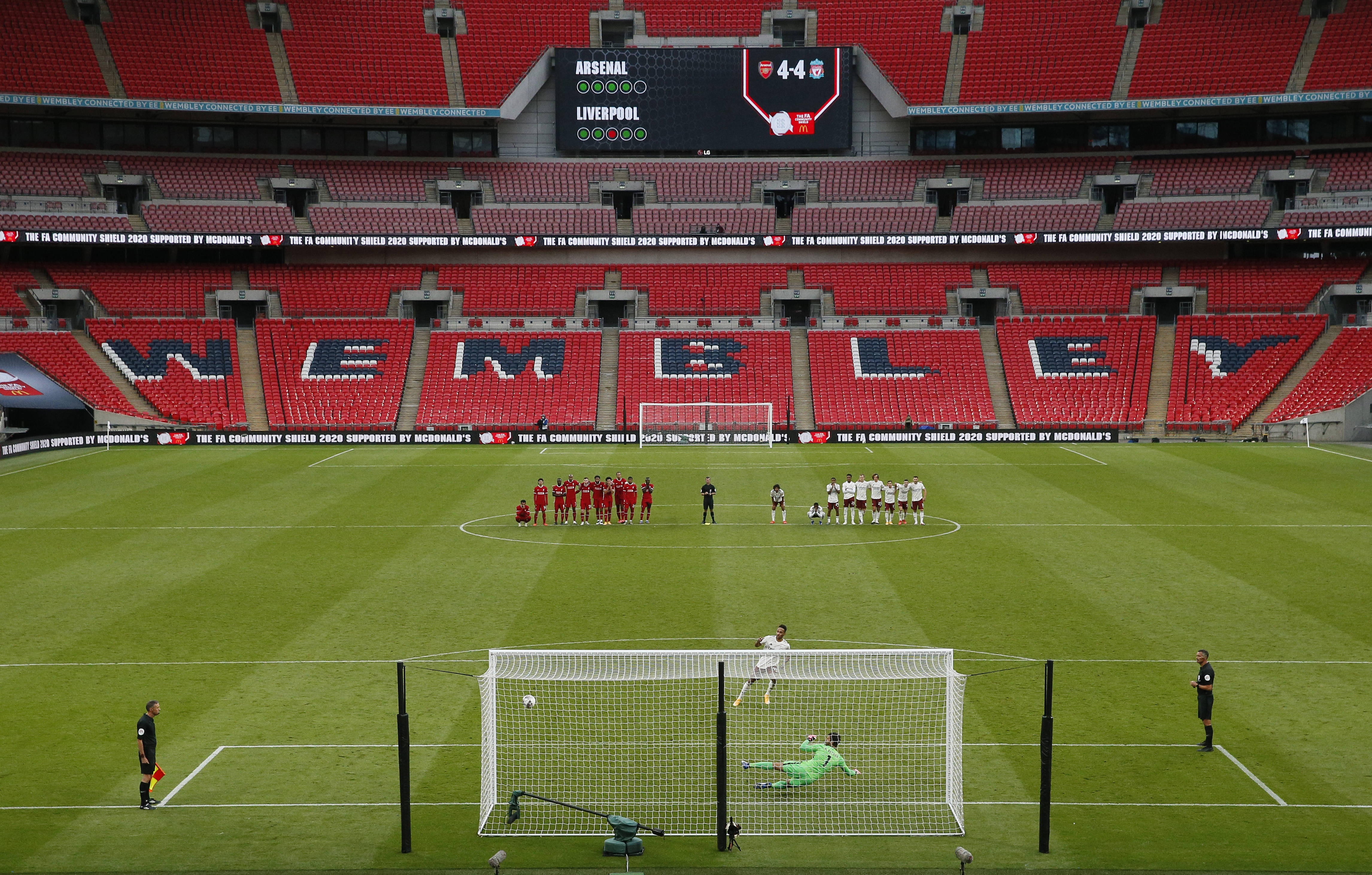 日本队2026年世界杯球衣：深蓝色底色+浅蓝色波浪状图案（日本队2026世界杯新球衣：深蓝主色，浅蓝波浪纹点缀）